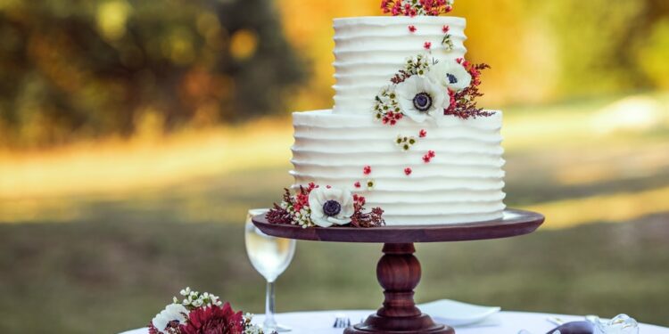 Black and White Wedding Cakes With Red Roses – The Best Cakes To Order